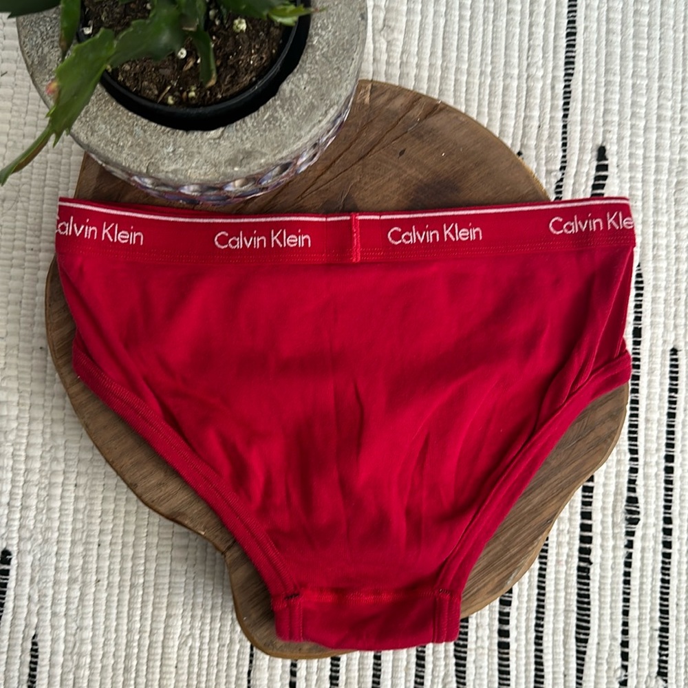 Calvin Klein - Picture 5 of 6